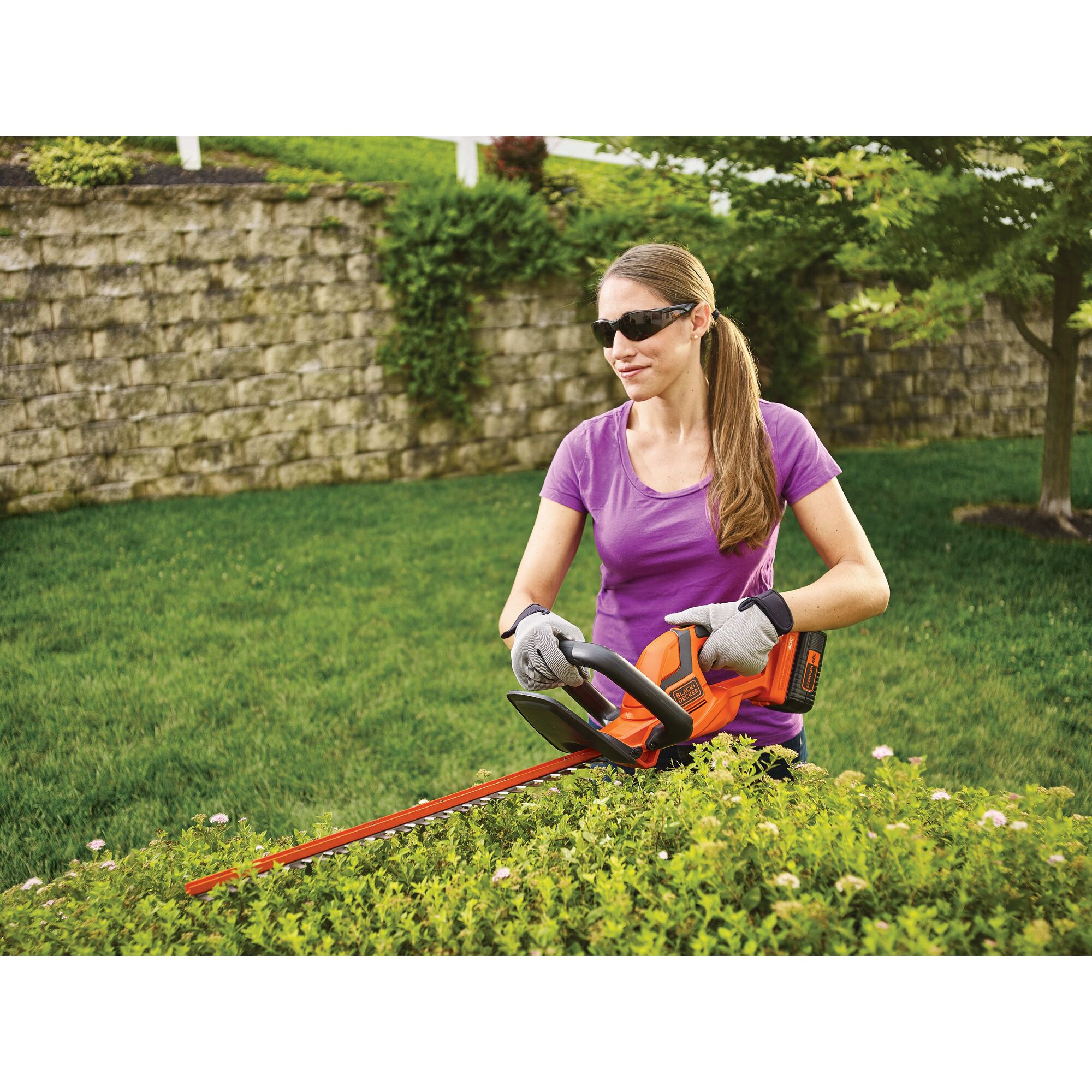 Black and decker 2025 40 volt hedge trimmer